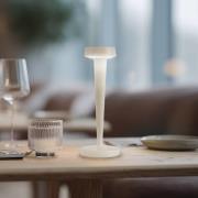 Lucande LED-batterijgevoede kandelaar Lea, vaas, beige, 28 cm
