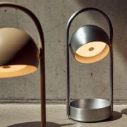 FRANDSEN LED tafellamp Ball Portable, zandgrijs, staal