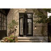 Nuura buitenwandlamp Liila, breedte 16 cm, zwart/opaal